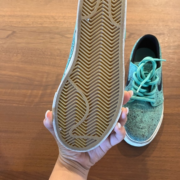 Nice sneakers - Picture 2 of 3